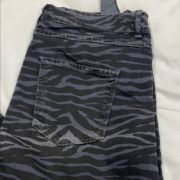 Zara Black and Gray Zebra Print Cropped Pants - Picture 2 of 7
